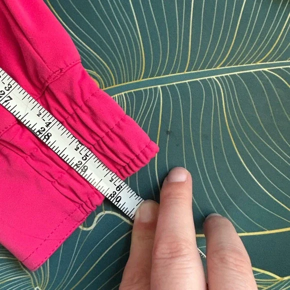 UNDER armour polyester drawstring light pull over - Picture 13 of 13